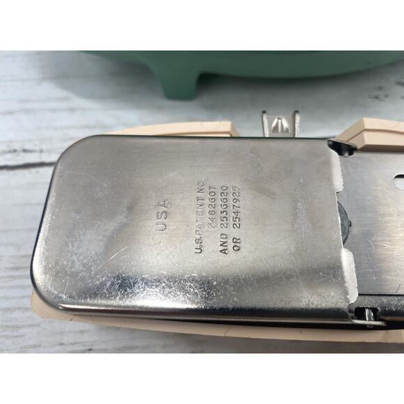 Vintage Retro SINGER #2482607 Clamshell Plastic Case Buttonholer Attachment - Picture 5 of 12